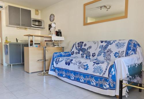Studio calme à 50m de la plage et petite vue mer