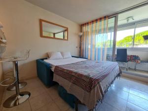 Studio calme à 50m de la plage et petite vue mer