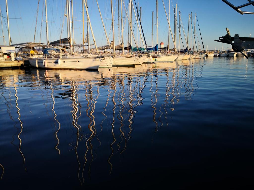 Studio calme à Giens , 2 pas du port et des plages 3 Rue Claude Durand, 83400 Hyères