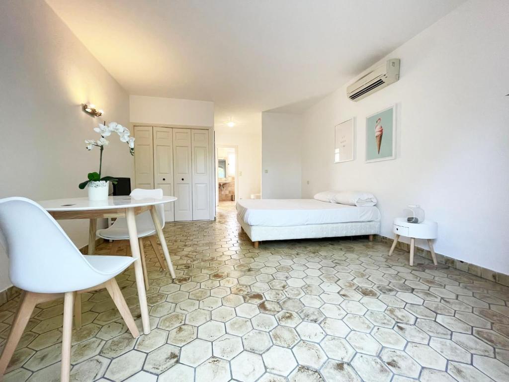 Appartement studio calme et acueillant N°8 bastide 778 Avenue de la Mer 06210 Mandelieu-la-Napoule