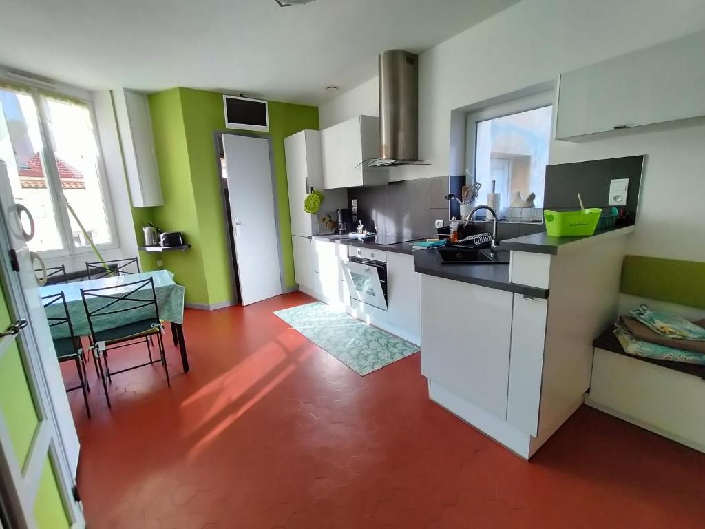 Appartement Studio calme et climatisé, tout à pied, terrasse, parking privé 3 Rue des Écoles 83150 Bandol