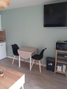 studio calme et paisible avec piscine et parking privé