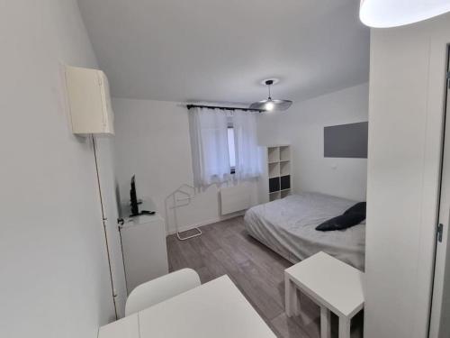 Studio calme et tout neuf proche du centre