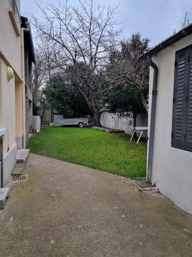 Studio calme et tout neuf proche du centre