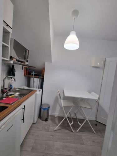 Studio calme et tout neuf proche du centre