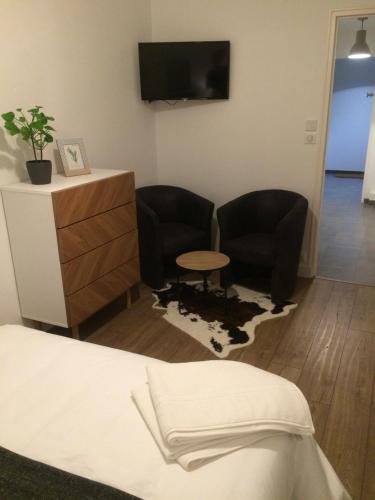 Studio calme, lumineux, terrasse, WIFI, 1.5 Km du front de mer