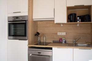 Studio calme, lumineux, terrasse, WIFI, 1.5 Km du front de mer