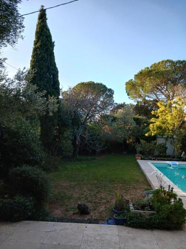 studio calme villeneuve les avignon piscine