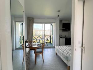 Appartement Studio Cambo-les-Bains, 1 pièce, 2 personnes - FR-1-495-96 11 Avenue BORDART Résidence le PATIO, appt Lilas 64250 Cambo-les-Bains Aquitaine