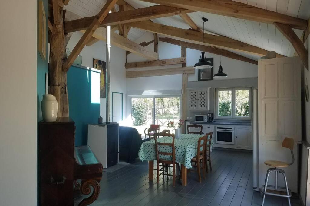 STUDIO CANNES A 5 MN A PIED DE LA GARE TOUT CONFORT AVEC BALCON