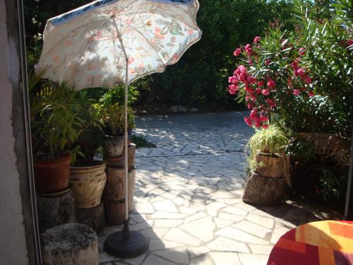 studio caverne en pierre dans propriété sécurisée