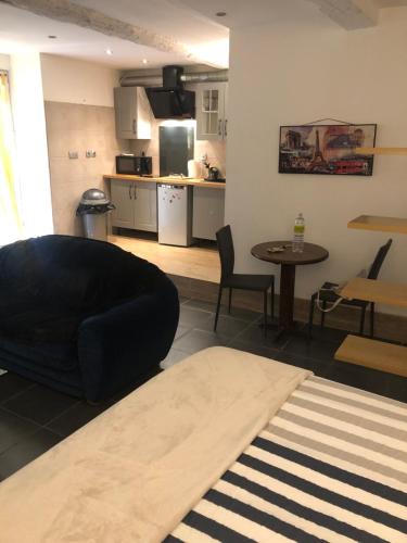 Studio centre ville proche gare avec cour privée