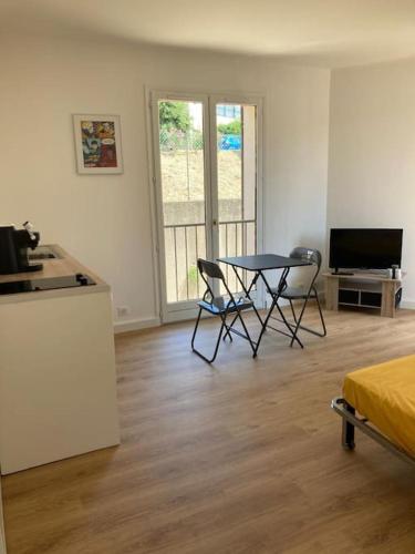 Studio Centre Ville Saint-Florent à 100m de la mer