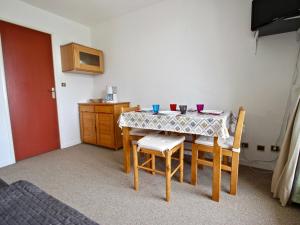 Appartement Studio Chamrousse, 1 pièce, 5 personnes - FR-1-340-208 394 Rue des chardons bleus  ROCHE BERANGER 38410 Chamrousse Rhône-Alpes