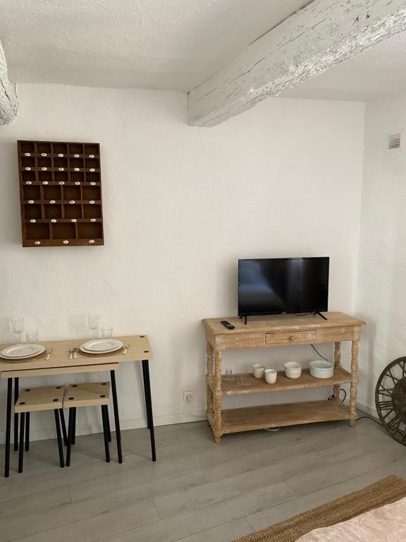 Appartement Studio charme cocooning hyper centre historique tout confort 2eme étage 5 Rue de la Louvière 13100 Aix-en-Provence