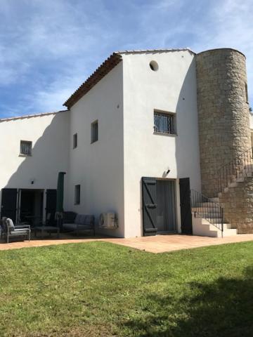 Appartement Studio classé 3 étoiles de 36 m2, indépendant dans villa avec piscine 45 Chemin du Sémaphore 83120 Sainte-Maxime