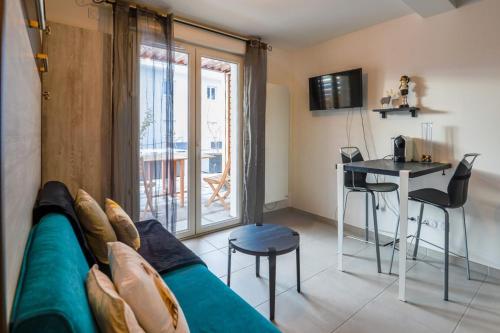 Studio Classified 2 stars with tennis court and near the lake
