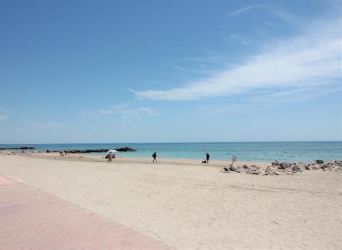Studio climatisé tout confort à 2 pas de la mer avec parking privé