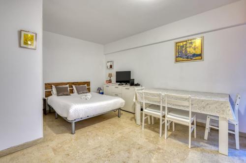 Studio Close to all Hyper Central amenities