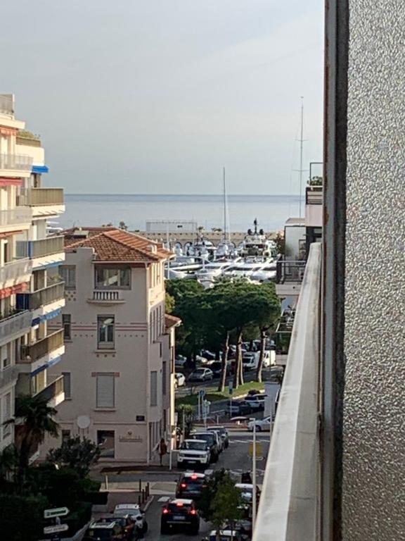 Studio Confort 35m2 Rénové, Equipé et Climatisé, tout se fait à pied! 36 Avenue Robert Soleau, 06600 Antibes