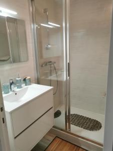 Studio confortable, face mer, proches commerces