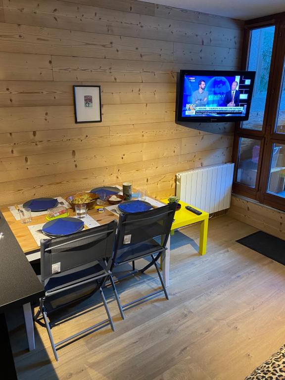 Studio Confortable style Chalet, Saint Lary Soulan centre village, 6 nuits minimum Résidence Bel Aure 3, 12 rue de Coudères, 65170 Saint-Lary-Soulan