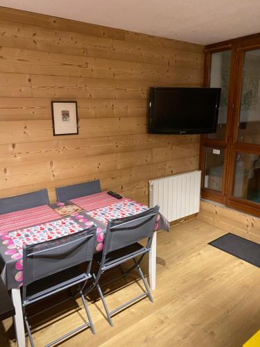 Studio Confortable style Chalet, Saint Lary Soulan centre village, 6 nuits minimum