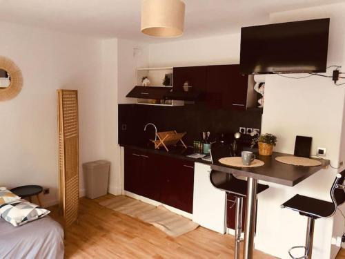 Studio cosy avec terrasse, quartier des Chatrons
