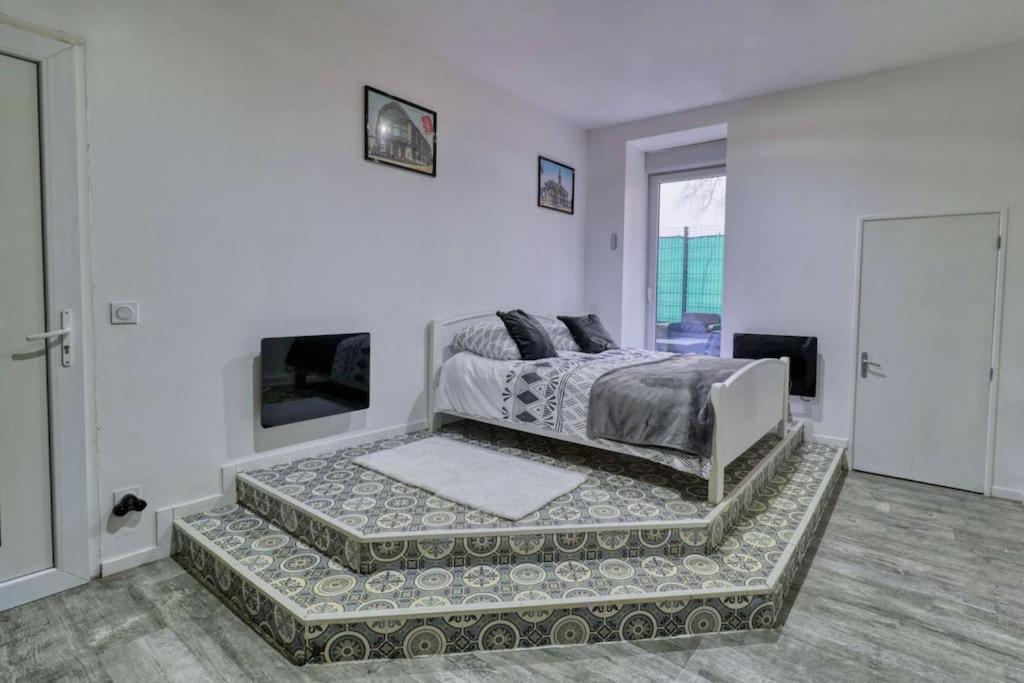 Studio cosy avec terrasse AU RDC, première porte de droite 12 Rue Jean Jaurès, 42300 Roanne