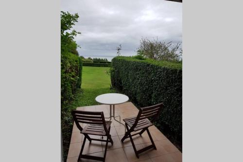 Studio cosy et terrasse-jardin superbe vue mer