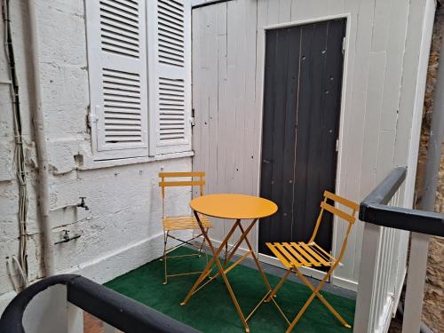 Appartement studio cosy meublé, terrasse et patio pour vélo 16 Rue Édouard Grimaux 17300 Rochefort -1