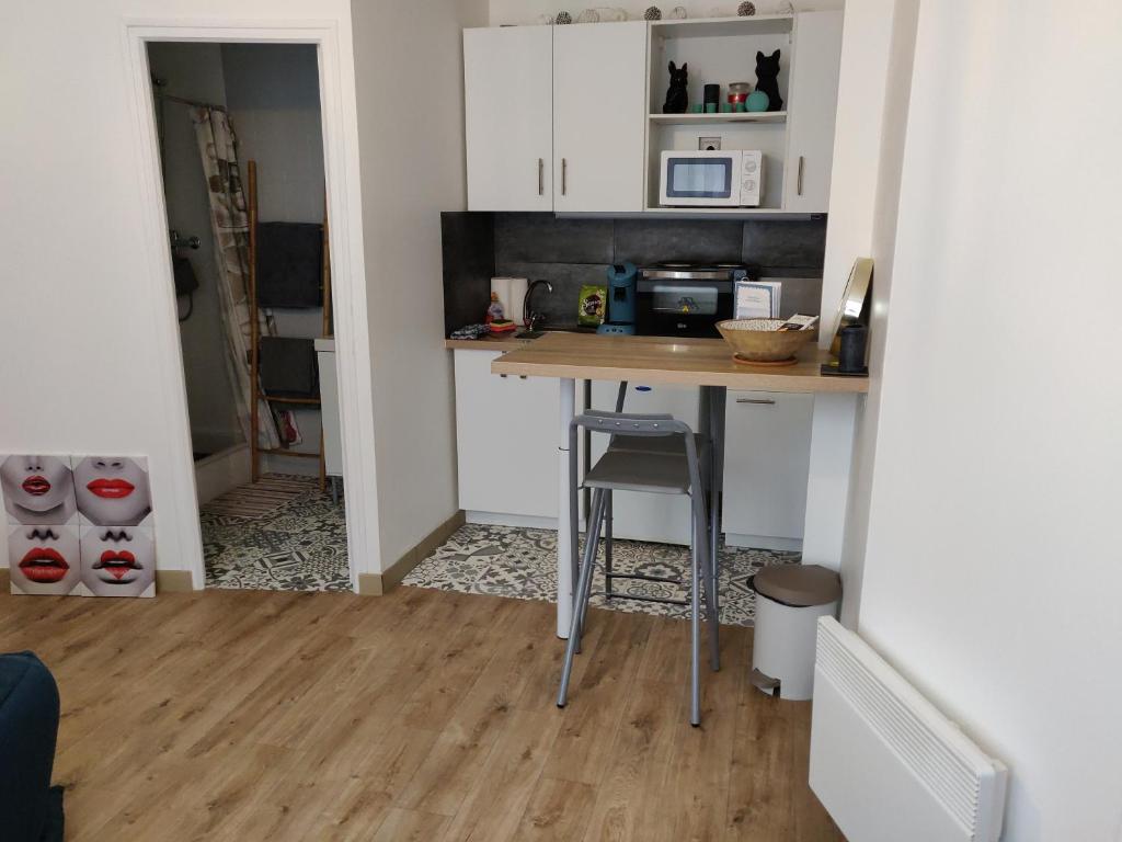 Appartement Studio cosy - proche gare & centre-ville - stationnement - cour intérieure table & chaises 54 Rue Luzel 22000 Saint-Brieuc