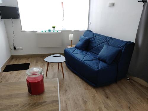 Studio cosy - proche gare & centre-ville - stationnement - cour intérieure table & chaises