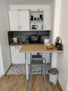 Studio cosy - proche gare & centre-ville - stationnement - cour intérieure table & chaises
