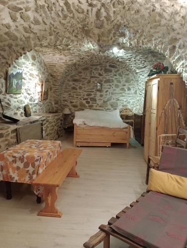 Studio dans cave voûtée en montagne