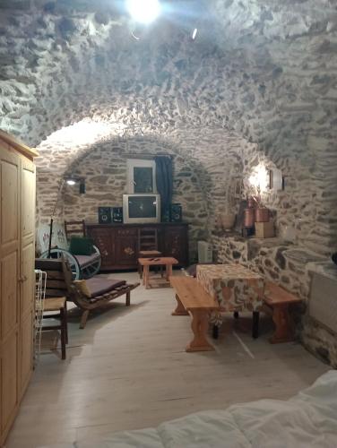 Studio dans cave voûtée en montagne