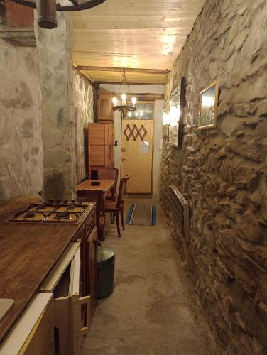Studio dans cave voûtée en montagne
