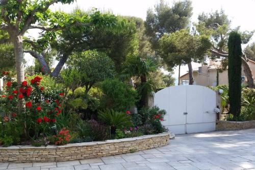 Studio dans villa de charme, piscine, proche plage
