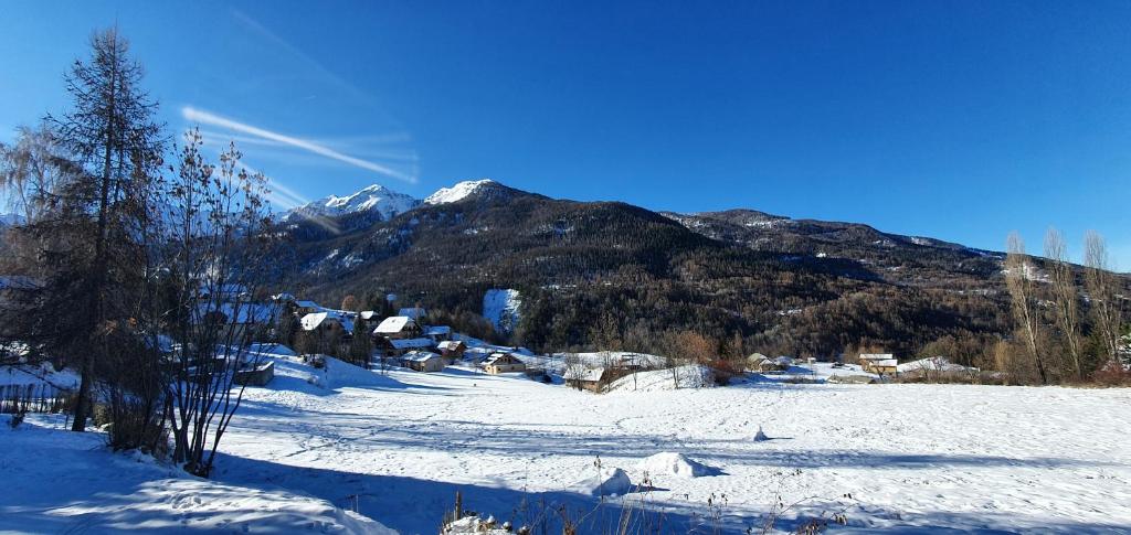 studio de charme au Melezet, les Orres. Plein Sud. Résidence le Meleze appartement 2 Le Mélézet, 05200 Les Orres