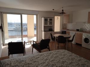 Studio Design vue Port 2 pas des Canaux + parking