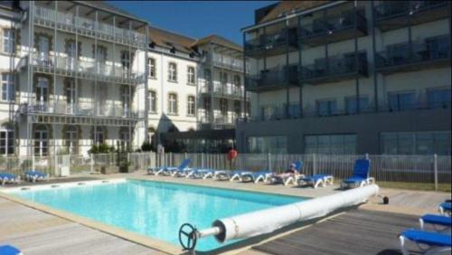 Studio duplex dans résidence de standing avec piscine et vue sur mer