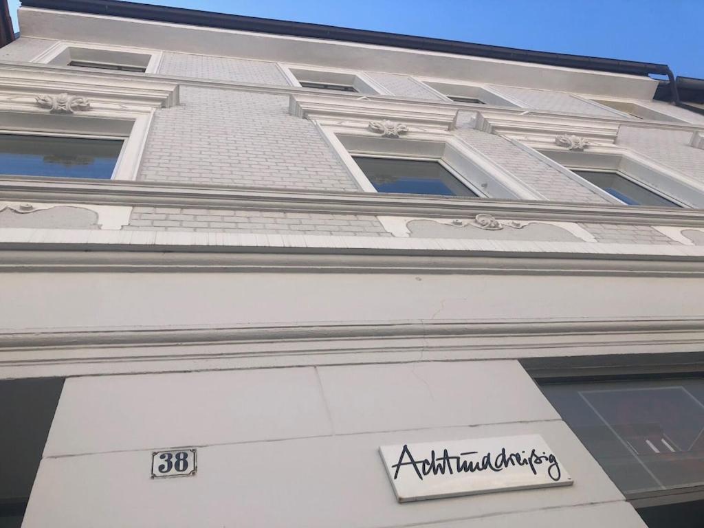 Appartement studio e - Quiet central business one bedroom apartment for 3 guests 38 Derfflingerstraße 40470 Düsseldorf