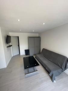 Studio en bas de villa avec piscine proche bord de mer