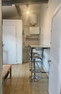studio entier bien désservi 12m2