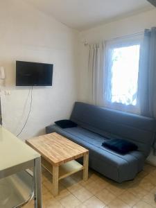 studio entier bien désservi 12m2