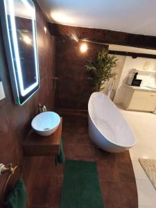 Studio équipé avec Lit rond / baignoire ilot / Table massage Aux Arcs