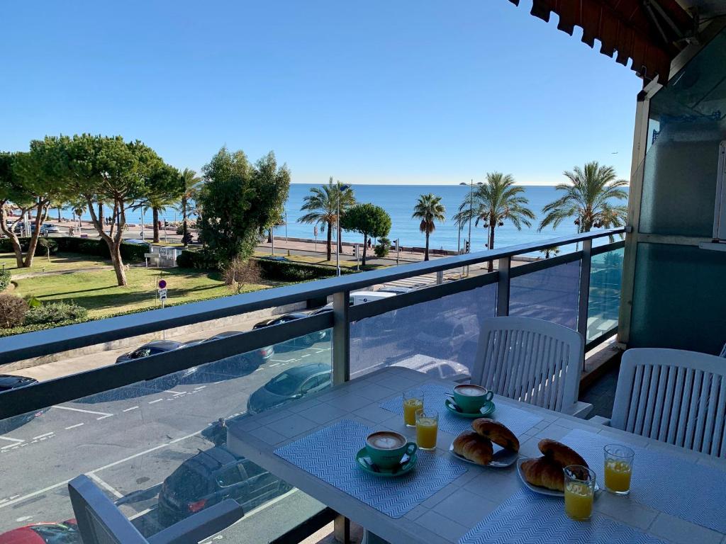 Appartement Studio F1 vue mer a 30m des plages La Pinede 28 Promenade de la Plage 06800 Cagnes-sur-Mer