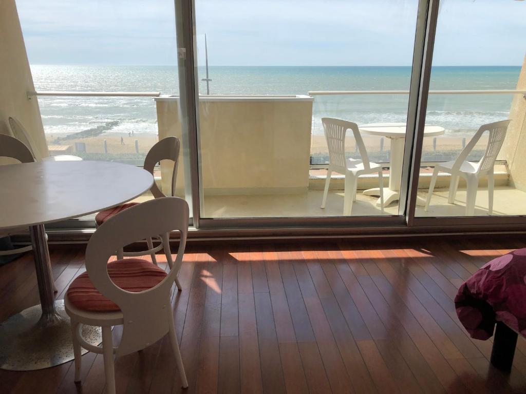 Appartement Studio Face Ocean Apt 97 residence Le Casino 6 Boulevard de la Plage 33680 Lacanau