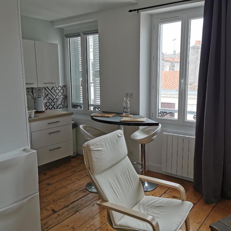 Appartement Studio five Lot 5 2 étage et lot 8 fond de cour 59 Rue Thiers 17300 Rochefort