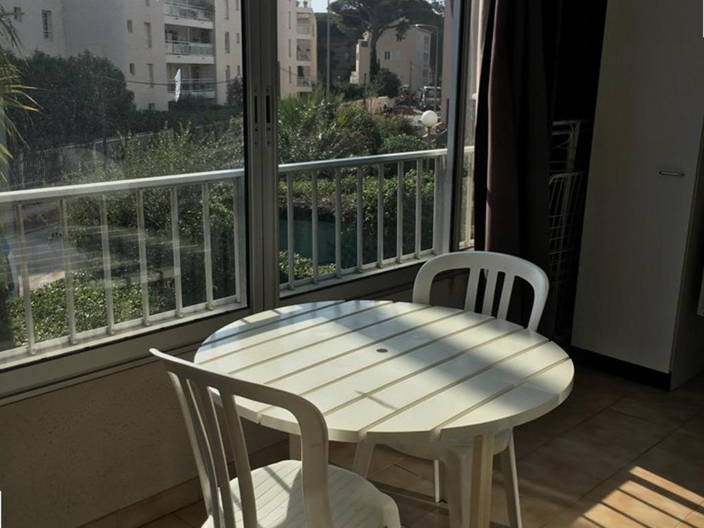 Appartement Studio Hyères, 1 pièce, 4 personnes - FR-1-335-186 LE ZODIAQUE I 1er étage gauche 52. rue de l'Hippodrome 83400 Hyères